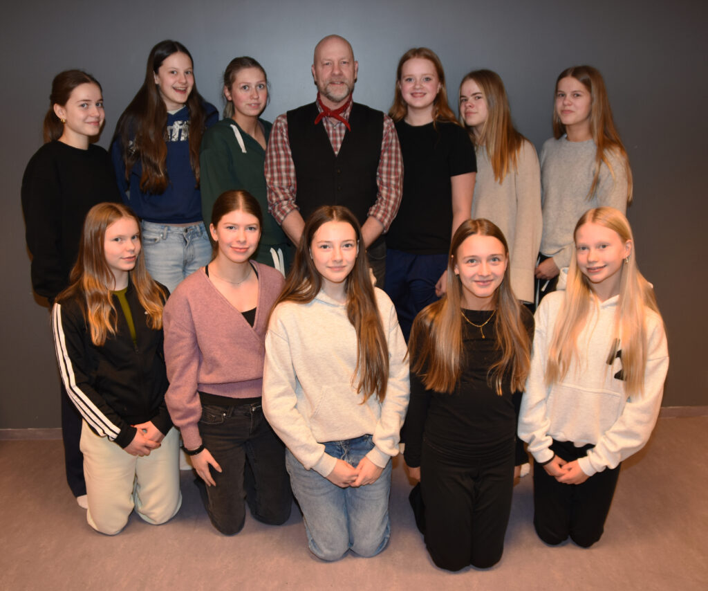 Fermingarstúlkur og séra Guðmundur Örn. Mynd Óskar Pétur.